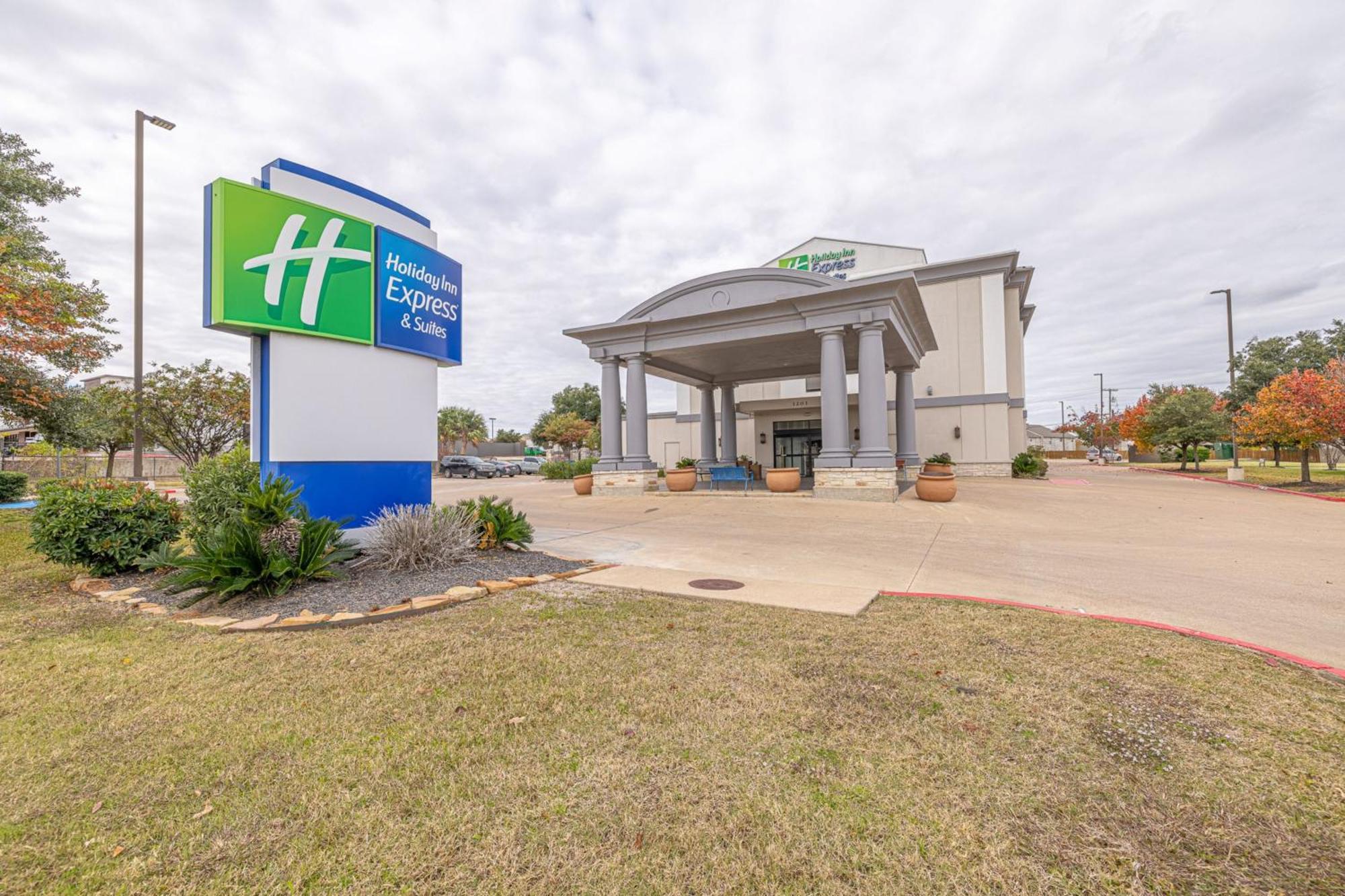 2 Smart Business Hotels Near Wolf Pen Skating Rink Worth Booking